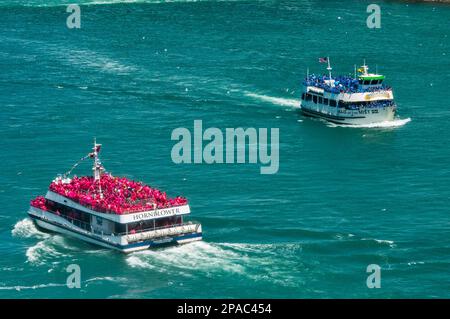 Niagara Falls Town, ON, Canada - 30 maggio 2015: I turisti a bordo della nave da crociera guardano più da vicino le Cascate del Niagara Foto Stock