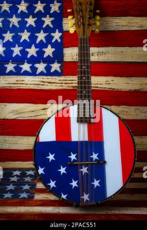 American Banjo che si appoggia sulla bandiera Foto Stock