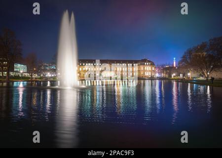 Neues Schloss (Palazzo nuovo) e il lago Eckensee di notte - Stoccarda, Germania Foto Stock