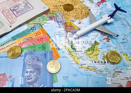 Kuala Lumpur, Malesia - Febbraio 19 2019: Composizione composta da una mappa mondiale centrata nel Sud-Est asiatico con sopra, alcune banconote di ringgit malesi e. Foto Stock