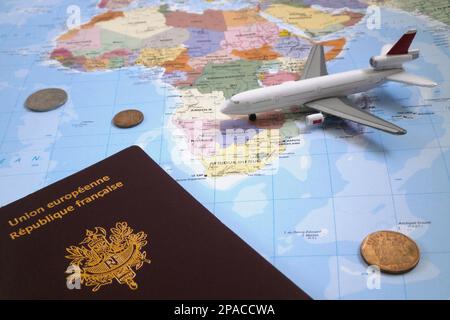 Pretoria, Sud Africa - Agosto 11 2016: Composizione composta da una mappa mondiale centrata sull'Africa con su di essa, un aereo giocattolo alcune monete sudafricane rand e. Foto Stock