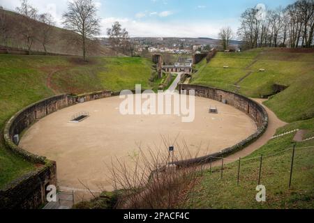 Veduta aerea dell'Arena anfiteatro di Treviri - vecchie rovine romane - Treviri, Germania Foto Stock