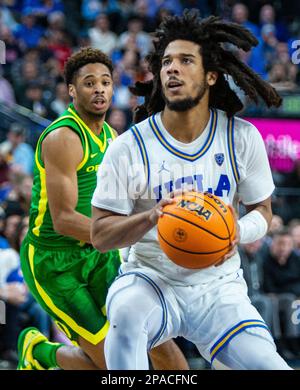 Marzo 10 2023 Las Vegas, NV, U.S.A. La guardia dell'UCLA Tyger Campbell (10) va in campo durante le semifinali del torneo di pallacanestro maschile NCAA PAC 12 tra Oregon Ducks e UCLA Bruins. L'UCLA ha battuto l'Oregon 75-56 alla T Mobile Arena di Las Vegas, Nevada. Thurman James/CSM Foto Stock