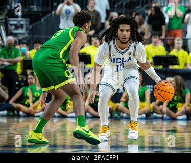 Marzo 10 2023 Las Vegas, NV, U.S.A. La guardia UCLA Tyger Campbell (10) prepara il gioco durante le semifinali del torneo di pallacanestro maschile NCAA PAC 12 tra Oregon Ducks e UCLA Bruins. L'UCLA ha battuto l'Oregon 75-56 alla T Mobile Arena di Las Vegas, Nevada. Thurman James/CSM Foto Stock