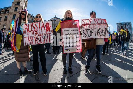 Monaco, Baviera, Germania. 11th Mar, 2023. Mentre la Russia sterlina città attraverso l'Ucraina con ondate di missili iperionici, ucraini e tedeschi a Monaco, la Germania ha fatto richieste di pace e l'immediato ritiro della Russia dal territorio ucraino. I partecipanti hanno inoltre ringraziato la Germania e l'alleanza per il sostegno ai rifugiati ucraini, gli aiuti umanitari a coloro che si trovano in Ucraina e le armi difensive. (Credit Image: © Sachelle Babbar/ZUMA Press Wire) SOLO PER USO EDITORIALE! Non per USO commerciale! Foto Stock