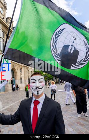 Crowd Young People protesta contro le leggi su Internet, A.C.T.A., Anonymous International hackers Groupe jeune indossare Guy Fawkes maschera Marching, Ritratto con bandiera, attivisti giovani Foto Stock