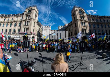 Monaco, Baviera, Germania. 11th Mar, 2023. Mentre la Russia sterlina città attraverso l'Ucraina con ondate di missili iperionici, ucraini e tedeschi a Monaco, la Germania ha fatto richieste di pace e l'immediato ritiro della Russia dal territorio ucraino. I partecipanti hanno inoltre ringraziato la Germania e l'alleanza per il sostegno ai rifugiati ucraini, gli aiuti umanitari a coloro che si trovano in Ucraina e le armi difensive. (Credit Image: © Sachelle Babbar/ZUMA Press Wire) SOLO PER USO EDITORIALE! Non per USO commerciale! Foto Stock