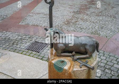 Scultura di agnello dettaglio della fontana dell'orologio d'acqua (Wasseruhrbrunnen) in Piazza Willy-Brandt-Platz - Treviri, Germania Foto Stock