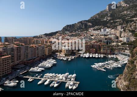 Monaco - Marzo 28 2019: Barche ormeggiate nel Port de Fontvieille con le colline alle spalle. Foto Stock