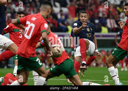 Kylian Mbappé (Francia) ha fatto passare cinque difensori marocchini nella vittoria francese del 2-0 sul Marocco nella Coppa del mondo FIFA 2022 in Qatar. Foto Stock