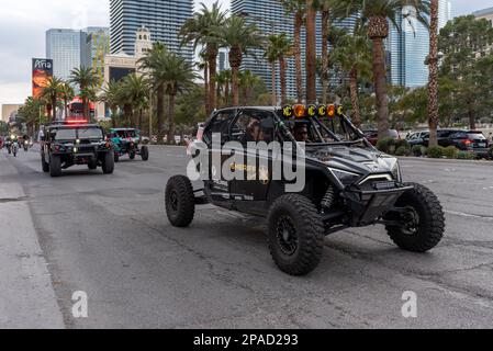 2023 BFGoodrich Tires Mint 400 inizia il weekend di gara con una parata di veicoli sulla Las Vegas Strip, Las Vegas, Nevada, Stati Uniti. Foto Stock