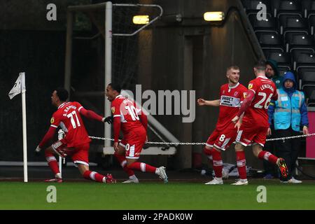 Swansea, Regno Unito. 11th Mar, 2023. Cameron Archer di Middlesbrough (10) festeggia con i compagni di squadra dopo che ha ottenuto i suoi 2nd gol squadre. Incontro del campionato EFL Skybet, Swansea City / Middlesbrough al Swansea.com° stadio di Swansea, Galles, sabato 11th marzo 2023. Questa immagine può essere utilizzata solo per scopi editoriali. Solo per uso editoriale, licenza richiesta per uso commerciale. Non è utilizzabile nelle scommesse, nei giochi o nelle pubblicazioni di un singolo club/campionato/giocatore. pic di Lewis Mitchell/Andrew Orchard sports photography/Alamy Live news Credit: Andrew Orchard sports photography/Alamy Live News Foto Stock