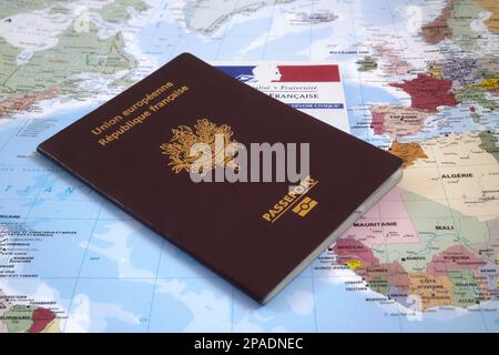 Parigi, Francia - Settembre 25 2016: Per votare all'estero, un francese expat deve portare la sua carta elettorale e il suo passaporto all'ambasciata o al con francese Foto Stock