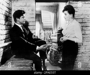 Alan Bates, Pauline Delaney, on-set of the British Film, 'Nothing but the Best', Anglo-Amalgamated Film Distributors, 1964 Foto Stock