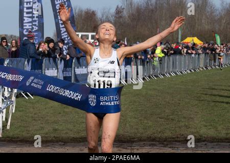 Loughborough, Regno Unito. Sabato, 11th marzo 2023. Soleggiato. Grazia Carson, no 1119, in rappresentanza della squadra intercontea dell'Irlanda del Nord, vince le donne anziane, UK Counties Athletic Union 2023 UK Inter Counties Cross Country Championships e British Athletics Cross Challenge, 5th° tappa, gara finale a Prestwold Hall, Loughborough. © Yoko Shelley Credit: Yoko Shelley/Alamy Live News Foto Stock