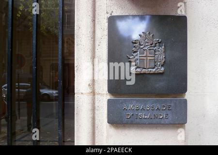 Parigi, Francia - Settembre 15 2017: Targa all'ingresso dell'Ambasciata d'Islanda situata al 52 Avenue Victor Hugo a Parigi. Foto Stock