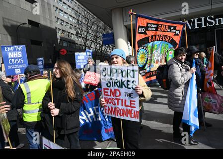 Migliaia di attivisti hanno marciato oggi attraverso il centro di Londra a Whitehall per protestare contro la scarsità di finanziamenti NHS, come ha subito la peggiore crisi mai. I manifestanti che trasportano cartelloni raccolti nel centro di Londra a sostegno della risoluzione della crisi nel NHS. Molti manifestanti temono che il NHS sarà gradualmente trasformato in un US - servizio di salute privato di stile .i medici junior cominceranno uno sciopero di tre giorni il lunedì per chiedere gli aumenti di paga. 500 morti evitabili ogni settimana potrebbe essere salvato dal finanziamento del governo a NHS , il personale non hanno mai visto una tale crisi e stanno soffrendo di un morale basso .. Foto Stock