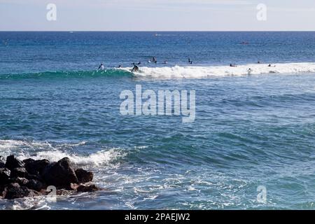 Saint Gilles les Bains, la Réunion - 13 2017 giugno: Gli adolescenti surf alla Plage des Roches Noires (Spiaggia delle rocce nere). Foto Stock