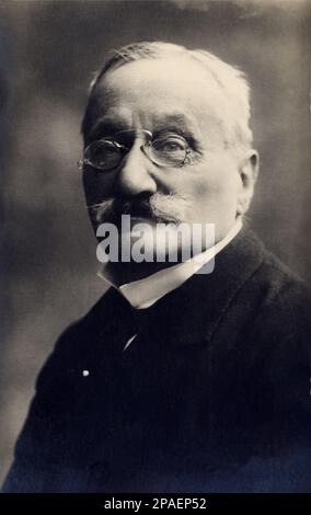 Il compositore e librettista italiano ARRIGO BOITO (1842-1918) , E' meglio ricordato per i suoi libretti per i capolavori di Giuseppe Verdi Otello e Falstaff - COMPOSITORE - LIBRETTISTA - MUSICA CLASSICA - LIRICA - MUSICA - classica - baffi - baffi - occhiali pince-nez - pince nez - bicchieri - colletto - colletto - cravatta - COMPOSITORE - OPERA - OPERA LIRICA CLASSICA - CLASSICA - RITRATTO - RITRATTO - MUSICISTA - MUSICA - CRAVATTA - CRAVATTA ---- ARCHIVIO GBB Foto Stock