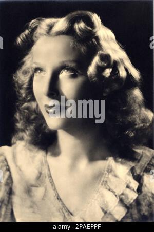 1940 ca : l'attrice cinematografica italiana CATERINA BORATTO ( Torino 1915 ) , foto di Giolfi , Roma . Nel 1938, il magnate Louis B. Mayer della Metro-Goldwyn-Mayer ha offerto a Boratto un contratto. È stata invitata a Hollywood dove è stata sposata per essere la nuova Jeanette MacDonald ma niente è venuto fuori da esso e Boratto presto si è sviluppato impaziente. Decise di tornare in Italia subito dopo la proclamata guerra . - CINEMA - FILM - ATTRICE - DIVA - DIVINA - VAMP - CINEMA - TELEFONI BIANCHI - ANNI QUARANTA - ritrato - ritratto - pizzo - bionda - bionda ---- ARCHIVIO GBB Foto Stock