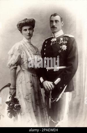 1900 ca : il re CRISTIANO X ( 1870 - 1947 ) di DANIMARCA e la moglie Regina ALESSANDRINA Duchessa di Meclemburgo-Schwerin ( 1879 - 1972 ), figlia del Granduca Federico Franz III di Meclemburgo-Schwerin; Sua madre era la Granduchessa Anastasia Mikhailovna di Russia, una nipote dell'imperatore Nicola i di Russia . Fu re di Danimarca dal 1912 al 1947 e di Islanda dal 1918 al 1944 . Era il figlio e figlio più antico del re Federico VIII di Danimarca e di sua moglie, la principessa Louise, l'unica figlia sopravvissuta del re Carlo XV di Svezia. Ebbero due figli: Il principe Federico (1899-1972), Foto Stock