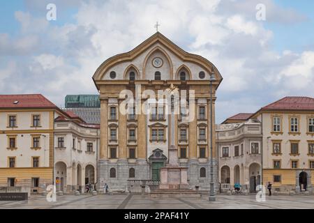 Ljubljana, Slovenia - Aprile 09 2019: La Chiesa Orsolina della Santissima Trinità (sloveno: Uršulinska cerkev svete Trojice), ufficialmente Santissima Trinità Parigi Foto Stock