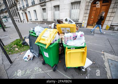 Parigi, Francia. 12th Mar, 2023. L'immagine mostra i contenitori pieni il 11 marzo 2023 a Parigi. Uno sciopero da parte dei collezionisti di rifiuti in Francia ha portato alla raccolta di rifiuti (rifiuti) nelle strade di Parigi, lasciando locali e turisti alla capitale francese che si occupa di eyesores, cattivi odori e pesti di roditori. Negli ultimi 10 giorni, i collezionisti di autorimesse che hanno colpito le riforme governative del sistema pensionistico hanno bloccato sei dei sette inceneritori della regione di Parigi. Con nessun luogo per smaltire i rifiuti, i bidoni della polvere in diverse parti della città stanno andando inraccolti e i rifiuti lasciati a festersi sui marciapiedi e. Foto Stock