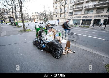 Parigi, Francia. 12th Mar, 2023. L'immagine mostra i contenitori pieni il 11 marzo 2023 a Parigi. Uno sciopero da parte dei collezionisti di rifiuti in Francia ha portato alla raccolta di rifiuti (rifiuti) nelle strade di Parigi, lasciando locali e turisti alla capitale francese che si occupa di eyesores, cattivi odori e pesti di roditori. Negli ultimi 10 giorni, i collezionisti di autorimesse che hanno colpito le riforme governative del sistema pensionistico hanno bloccato sei dei sette inceneritori della regione di Parigi. Con nessun luogo per smaltire i rifiuti, i bidoni della polvere in diverse parti della città stanno andando inraccolti e i rifiuti lasciati a festersi sui marciapiedi e. Foto Stock