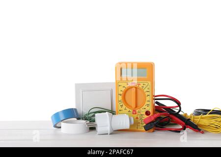 Set di accessori per elettricisti su tavolo in legno su sfondo bianco Foto Stock