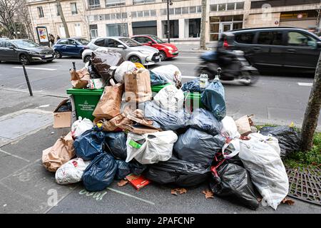 Parigi, Francia. 12th Mar, 2023. L'immagine mostra i contenitori pieni il 11 marzo 2023 a Parigi. Uno sciopero da parte dei collezionisti di rifiuti in Francia ha portato alla raccolta di rifiuti (rifiuti) nelle strade di Parigi, lasciando locali e turisti alla capitale francese che si occupa di eyesores, cattivi odori e pesti di roditori. Negli ultimi 10 giorni, i collezionisti di autorimesse che hanno colpito le riforme governative del sistema pensionistico hanno bloccato sei dei sette inceneritori della regione di Parigi. Con nessun luogo per smaltire i rifiuti, i bidoni della polvere in diverse parti della città stanno andando inraccolti e i rifiuti lasciati a festersi sui marciapiedi e. Foto Stock