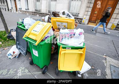 Parigi, Francia. 12th Mar, 2023. L'immagine mostra i contenitori pieni il 11 marzo 2023 a Parigi. Uno sciopero da parte dei collezionisti di rifiuti in Francia ha portato alla raccolta di rifiuti (rifiuti) nelle strade di Parigi, lasciando locali e turisti alla capitale francese che si occupa di eyesores, cattivi odori e pesti di roditori. Negli ultimi 10 giorni, i collezionisti di autorimesse che hanno colpito le riforme governative del sistema pensionistico hanno bloccato sei dei sette inceneritori della regione di Parigi. Con nessun luogo per smaltire i rifiuti, i bidoni della polvere in diverse parti della città stanno andando inraccolti e i rifiuti lasciati a festersi sui marciapiedi e. Foto Stock