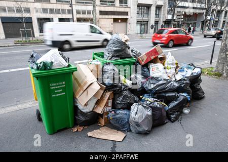 Parigi, Francia. 12th Mar, 2023. L'immagine mostra i contenitori pieni il 11 marzo 2023 a Parigi. Uno sciopero da parte dei collezionisti di rifiuti in Francia ha portato alla raccolta di rifiuti (rifiuti) nelle strade di Parigi, lasciando locali e turisti alla capitale francese che si occupa di eyesores, cattivi odori e pesti di roditori. Negli ultimi 10 giorni, i collezionisti di autorimesse che hanno colpito le riforme governative del sistema pensionistico hanno bloccato sei dei sette inceneritori della regione di Parigi. Con nessun luogo per smaltire i rifiuti, i bidoni della polvere in diverse parti della città stanno andando inraccolti e i rifiuti lasciati a festersi sui marciapiedi e. Foto Stock