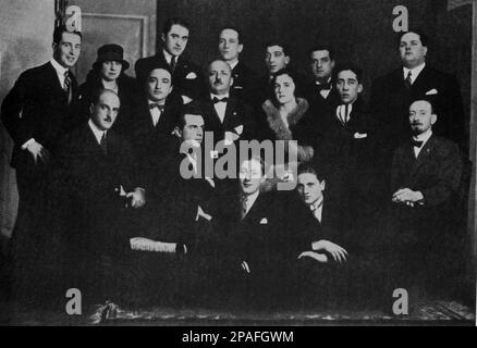 La foto del gruppo di artisti italiani di FUTURISTI pubblicata nella rivista teatrale Avantgarde TEATRO , marzo - aprile 1927 : (Da sinistra) fedele AZARI , Franco CASAVOLA , D' ANGELI , ARMANDO MAZZA , Federico B. PINNA , FORTUNATO DEPERO , FILIPPO TOMMASO MARINETTI ( 1876 - 1944 ), BENEDETTA MARINETTI , Mino SOMENZI , Guglielmo JANNELLI , ENRICO PRAMPOLINI , Luigi RUSSOLO ed ESCODAME' . Foto di Caminada , Milano - FUTURISMO - FUTURISTA - FUTURISTA - STORIA DELl' ARTE - ARTE - MUSICA - MUSICA - amici - TEATRO - AVANGUARDIA - ritratto - ritratto - baffi - baffi - baffi - cravatta Foto Stock