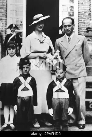 1935 , 12 luglio , ROMA : il principe italiano LEONE Enrico MASSIMO di ARSOLI e Duca di Anticoli Corrado ( Roma 1896 - 1979 ) il giorno dell'ingaggio con la principessa MARIA ADELAIDE di SAVOIA Genova ( 1904 - 1979 ) , Il matrimonio è stato celebrato il giorno 15 luglio 1935 a Villa Savoia , San Rossore . Il principe Leone era figlio del principe Camillo Francesco massimo ( 1865 - 1943 ) e della principessa Maria Eleonora Vittoria Brancaccio ( 1875 - 1943 ) . 4 figli: Isabella (1936), Filippo (1938), Ferdinando (1940) e Carlo (1942). Adelaide di Savoia-Genova, Principessa di Foto Stock