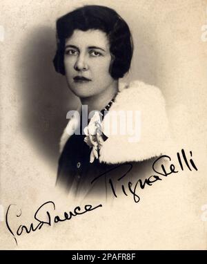 1925 ca : la giornalista e scrittrice americana COSTANZA (Costanza) PIGNATELLI Duchessa di MONTECALVO Aragona Cortes (nata Costanza GRENELLE WILCOX , nata araund 1895 ca negli USA ) sposata a Madison (USA ) Il giorno 28 agosto 1925 con il principe italiano Guido Pignatelli Duca di Montecalvo marchese Paglietta e san Marco Lacatola di Volturana ( San Paolo Celsito, Napoli , 1906 - Palermo 1967 ). Divorziato a Reno (Nevada, USA) il giorno 24 aprile 1937. Dal matrimonio nato il Daugther Maria Elena (Marilena) Pignatelli di Montecalvo (nato a Firenze il giorno 29 marzo 1929) Foto Stock