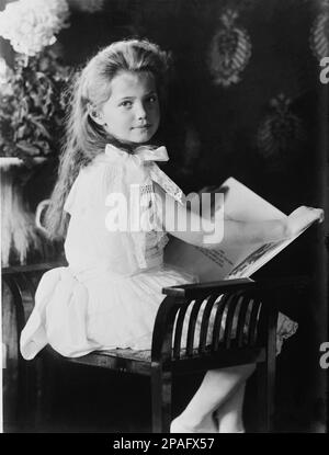 1906 : la Granduchessa russa MARIA Nikolaevna ( 1899 - 1918 ), figlia dello zar Nicola II ROMANOV di Russia e di Alexandra Fyodorovna . Sorella del Granduca Tsarevich ALEXEI Nikolaevich (1904-1918) e TATIANA, ANASTASIA e OLGA - foto storiche - foto storica - ritratto - ritratto - Nobiltà - MARIA - nobiltà - nobili - NOBILE - BELLE EPOQUE - RUSSIA - TZAR - RUSSIA - ROMANOFF - ROMANOV - bambina - bambini - bambino - bambini - bambini - lettore - lettore - lettrice - libro ---- ARCHIVIO GBB Foto Stock