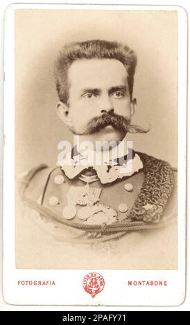 1870 ca , Roma , Italia : il ritratto ufficiale del Re d'Italia UMBERTO i di SAVOIA ( 1844 - 1900 ). Foto di Montabone , Torino - SAVOY - nobili italiani - Nobiltà - reali - royalty - nobiltà italiana - foto storica - storia - baffi - baffi - colletto - uniforme - uniforme divisa militare - Re - medaglia - medaglie - medaglie - Italia - CASA SAVOIA - REALI - Nobiltà ITALIANA - SAVOY - NOBILTÀ - ROYALTY - STORIA - FOTO STORICHE - royalty - nobili - ritratto - ritratto - medaglia - ---- ARCHIVIO GBB Foto Stock