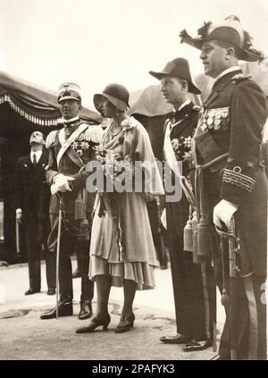 1930 ca , LA SPEZIA , ITALIA : UMBERTO di SAVOIA principe piemontese ( 1904 - 1983 ) , successivamente re d'Italia UMBERTO II nel maggio 1945, figlio del re d'Italia VITTORIO EMANUELE III e della regina ELENA ( del Montenegro ) . In questa foto con la moglie MARIA JOSE' ( principessa DEL BELGIO ) , Il Ministro della Marina Ammiraglio SIRIANNI e il Conte GIUSEPPE VOLPI DI MISURATA al varo inaugurale della barca Incrociatore Zara - ITALIA - CASA SAVOIA - REALI - Nobiltà ITALIANA - SAVOY - BELGIO - BRABANTE - NOBILTÀ - ROYALTY - STORIA - FOTO STORICHE - royalty - nobili - Nobiltà - principe reale ereditario - militante Foto Stock