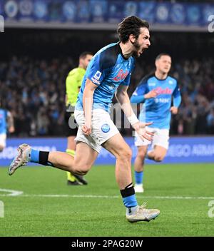 Napoli, Italia. 11th Mar, 2023. Khvicha Kvaratskhelia di Napoli celebra il suo gol durante una partita di calcio di Serie A tra Napoli e Atalanta a Napoli il 11 marzo 2023. Credit: Alberto Lingria/Xinhua/Alamy Live News Foto Stock