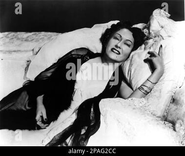 1951 : l'attrice cinematografica GLORIA SWANSON ( Chicago 1898 - New York 1983 ) come norma Desmond in SUNSET BOULEVARD ( Viale del Tramonto ) di Billy Wilder, costume di Edith HEAD , Pubblicity supremo ancora - FILM - CINEMA - attrice cinematografica - VAMP - smile - sorriso - DIVA - DIVINA - DIVINE - Hollywood on Hollywood - braccialetto - braccialetto - mole - neo - pizzo - letto - letto - letto - letto - letto - letto ---- ARCHIVIO GBB Foto Stock