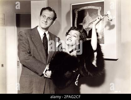 1952 ca : l'attrice del film GLORIA SWANSON ( Chicago 1898 - New York 1983 ) Nel 3 PER CAMERA da LETTO publicity still - FILM - CINEMA - attrice cinematografica - VAMP - DIVA - DIVINA - DIVINA - DIVINO - sorriso - sorriso - pelliccia - pelliccia - pelliccia - garofano - garofano - garofani - fiori - fiori - cravatta - cravatta ---- ARCHIVIO GBB Foto Stock