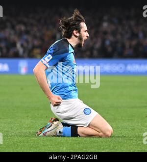 Napoli, Italia. 11th Mar, 2023. Khvicha Kvaratskhelia di Napoli celebra il suo gol durante una partita di calcio di Serie A tra Napoli e Atalanta a Napoli il 11 marzo 2023. Credit: Alberto Lingria/Xinhua/Alamy Live News Foto Stock
