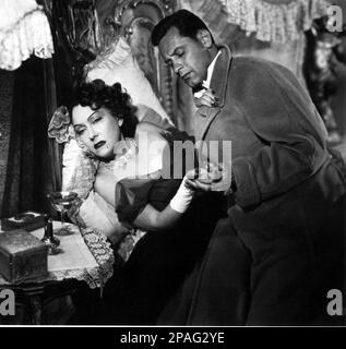 1951 : l'attrice cinematografica GLORIA SWANSON ( Chicago 1898 - New York 1983 ) come norma Desmond in SUNSET BOULEVARD ( Viale del Tramonto ) di Billy Wilder, con WILLIAM HOLDEN , costume di Edith HEAD , Pubblicity supremo ancora - FILM - CINEMA - attrice cinematografica - VAMP - spalla - spalle - spalla - spalle - DIVA - DIVINA - DIVINE - Hollywood on Hollywood - assassina - killer - tentato suicida - sciocco - pazzo - pazza - pazzo - matto - malato di mente - neo ---- ARCHIVIO GBB Foto Stock
