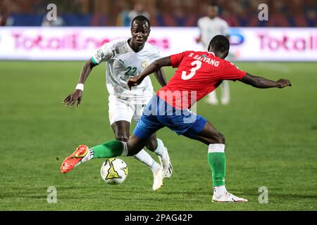 Cairo, Egitto. 11th Mar, 2023. Souleymane Faye (L) del Senegal vies con Sainey Sanyang di Gambia durante la finale tra Senegal e Gambia alla 2023 CAF (Confederation of African Football) U-20 Africa Cup of Nations partita di calcio al Cairo, Egitto, 11 marzo 2023. Credit: Ahmed Gomaa/Xinhua/Alamy Live News Foto Stock