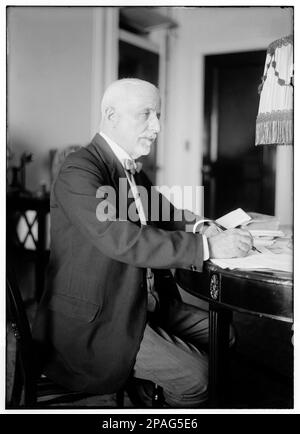 1921 , 8 settembre 1921 , New York , USA : il Ministro degli Esteri italiano TOMMASO TITTONI ( Roma 1855 - Manziana 1931 ) , con Giolitti ( dal 1903 al 1909 ) , con Nitti ( 1919 ) - Nobiltà italiana - nobiltà - ritratto - ritratto - baffi - baffi - barba - barba - barba - collo - colletto - cravatta - fermacravatta - uomo anziano vecchio - uomo antico - profilo - scrivania - scrittoio - POLITICO - POLITICA - POLITICA - POLITICO - ITALIA - FOTO STORICHE - STORIA --- ARCHIVIO GBB Foto Stock