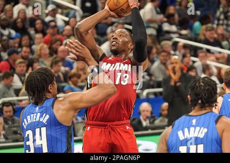 Orlando, Florida, USA, 11 marzo 2023, Miami Heat Center Bam Adebayo #13 tentativo di segnare il gioco presso l'Amway Center. (Photo Credit: Marty Jean-Louis/Alamy Live News Foto Stock