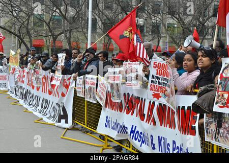 Toronto, Ontario, Canada - 06/01/2009: Manifestanti che detengono striscioni e cartelli contro il governo dello Sri Lanka sulle questioni sui Tamil negli Stati Uniti Co Foto Stock