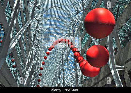 Visualizzazione in prospettiva ridotta delle palline rosse nell'atrio Foto Stock