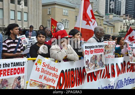 Toronto, Ontario, Canada - 06/01/2009: Manifestanti con cartelli e striscioni contro il governo dello Sri Lanka sulla questione del Tamil negli Stati Uniti Consolato Foto Stock