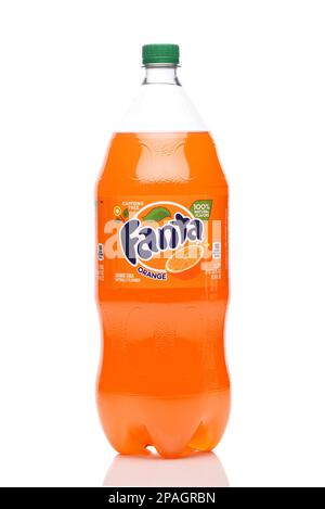 IRVINE, CALIFORNIA - 11 MAR 2023: Una bottiglia da 2 litri di Fanta Orange Soda. Foto Stock